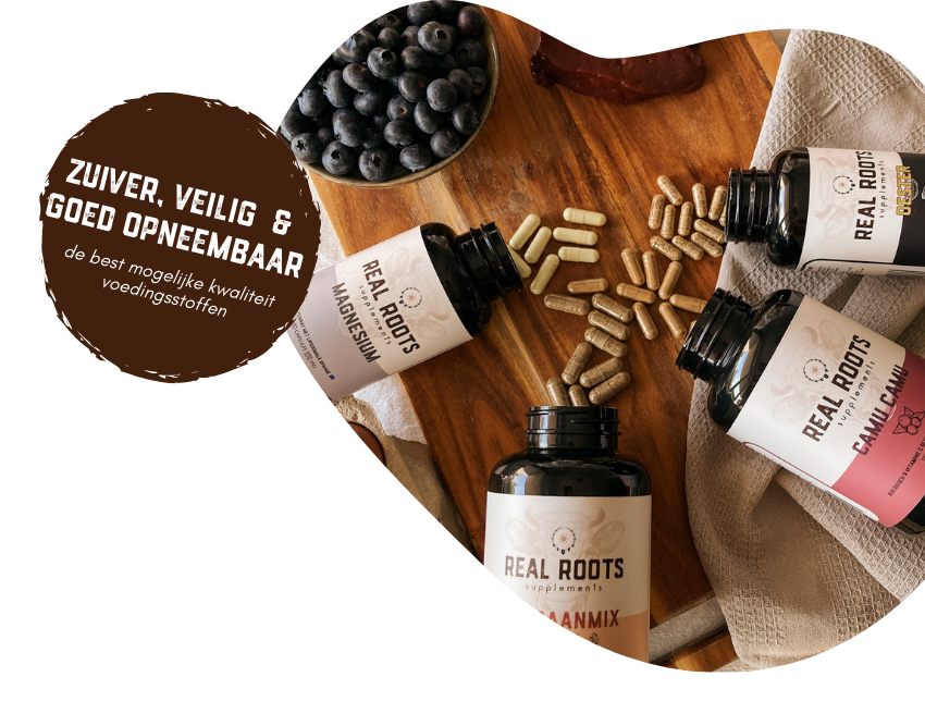 Real Roots voedingssupplementen op een houten tafel, met open potjes, capsules en een schaaltje bosbessen – zuiver, veilig en goed opneembaar, de best mogelijke kwaliteit voedingsstoffen.